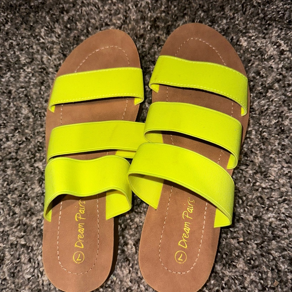 Neón yellow  sandals brand new whitout tag size 7